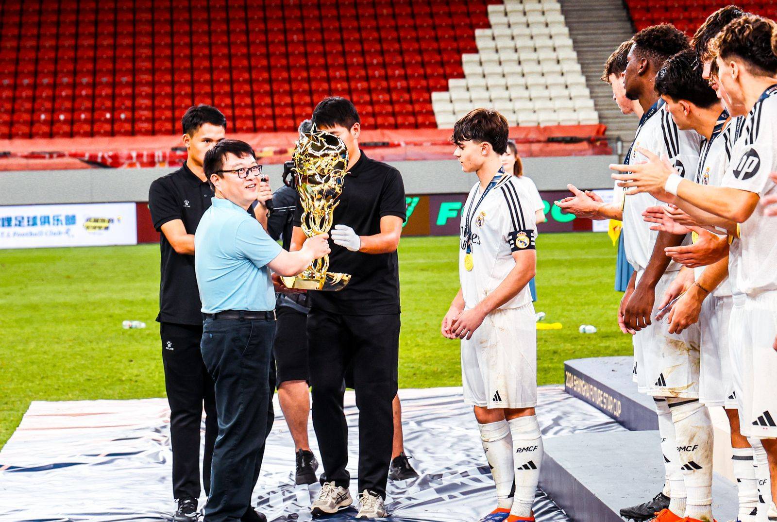 澳亚国际最新版本-足球赛事掀起热潮，球员们展现顶尖水准的简单介绍