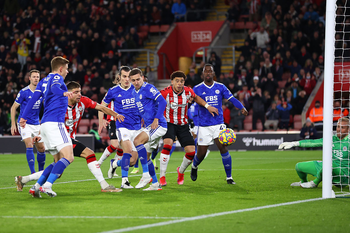 澳亚国际最新网址-霍芬海姆队员展示与小球迷的互动视频的简单介绍