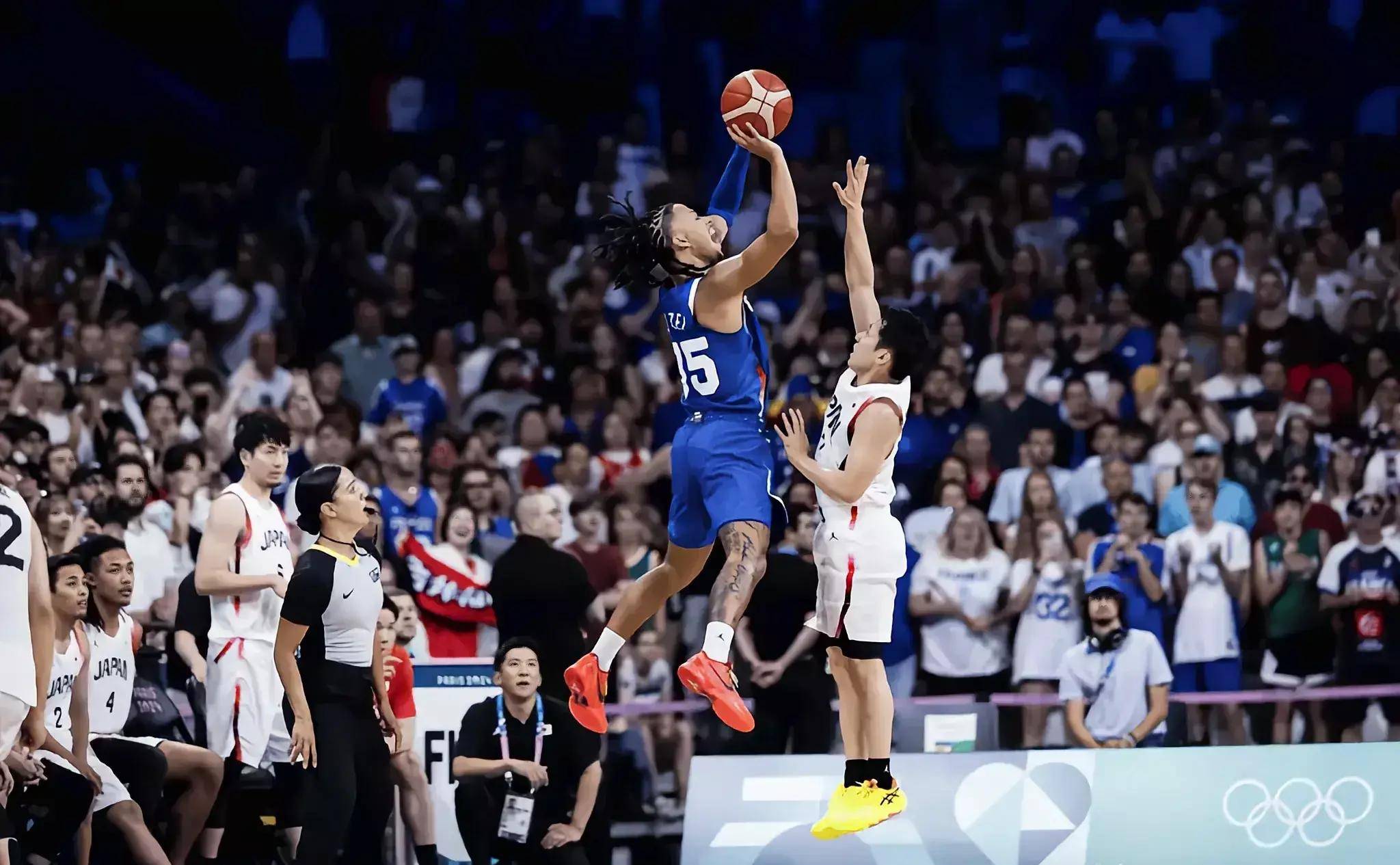 澳亚国际游戏-篮球赛场上的激烈竞争，球员们全力以赴